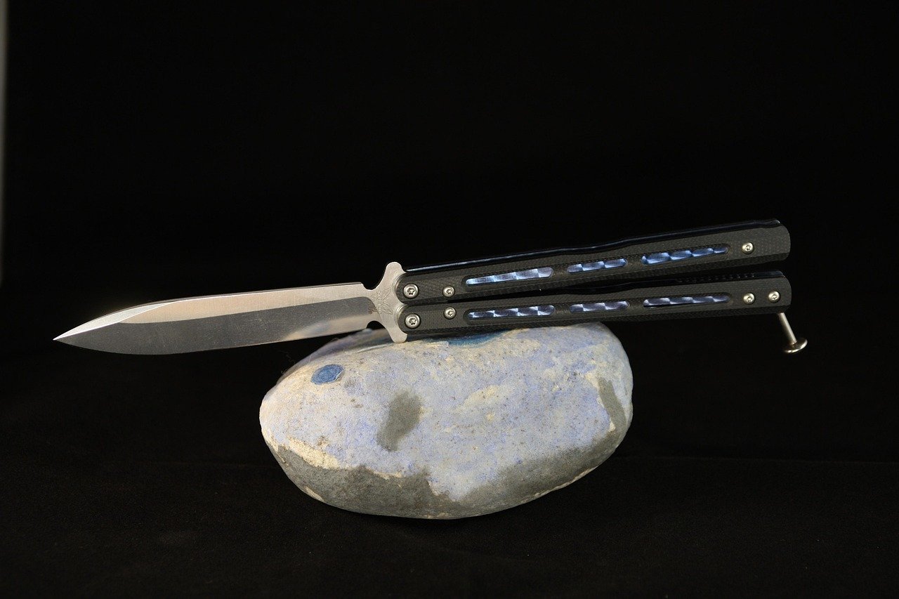 Knife Safety Tips: How to Avoid Common Injuries Knife Safety Tips: How to Avoid Common Injuries