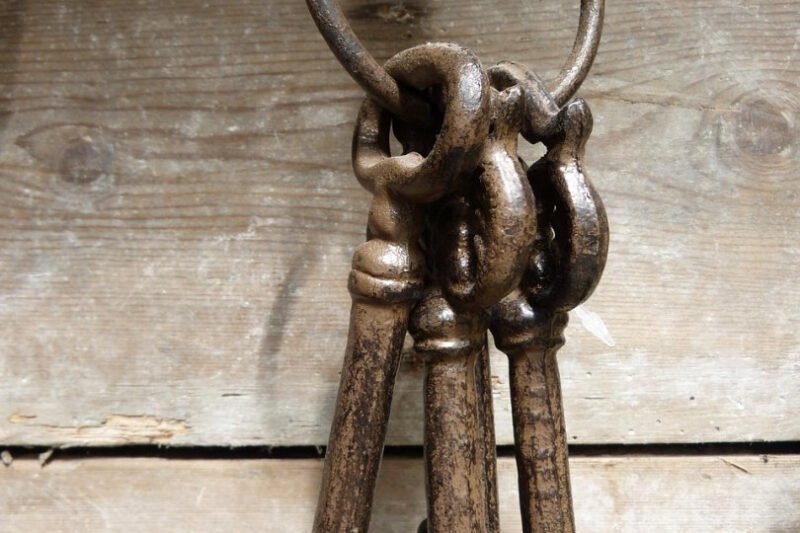 How to Use a Keychain Knife Safely and Effectively