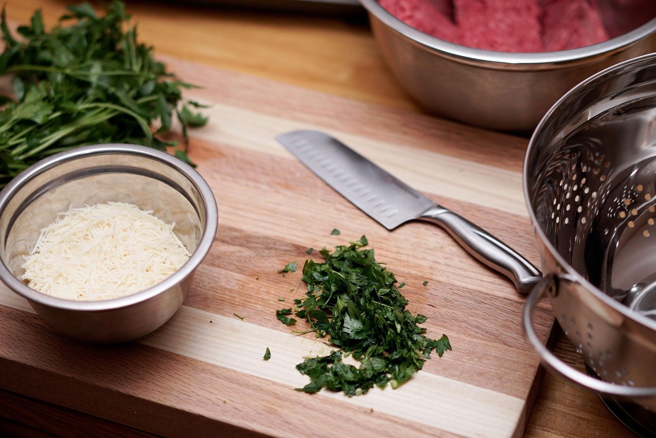 How to Use a Cheese Knife for Different Types of Cheese How to Use a Cheese Knife for Different Types of Cheese